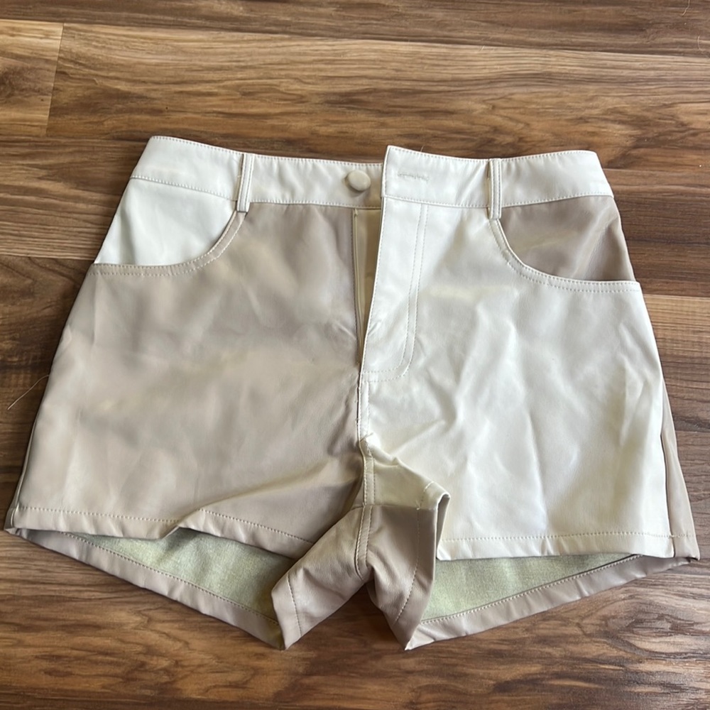 Le Lis adorable two toned shorts